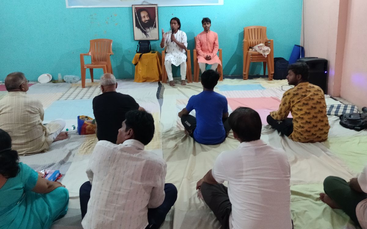 मुज़फ़्फ़रपुर में आर्ट ऑफ़ लिविंग के आनंद अनुभूति शिविर में प्रतिभागी